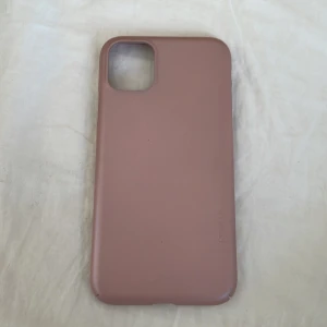 Nillkin iPhone 11 Case - Stilrent rosa skal från Nillkin för iPhone 11. Mjukt innerfoder med inspirerande text, skyddar mot repor och stötar. Mindre slitage syns i hörnen men överlag gott skick. Perfekt för dig som vill kombinera stil och funktion.