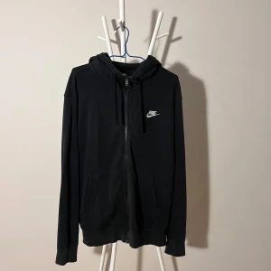 Nike luvtröja - Nike zip up tröja med luva. Skick 7/10✨