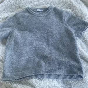 Grå stickad tröja kortärmad zara - Säljer en grå tröja från zara💕Lite nopprig!