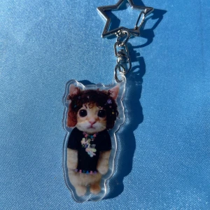 BLADEE - heavn cat - keychain - 1st Acrylic Keychain med BLADEE motiv. Alla DRAIN GANG beställningar kommer med foto + DRAINBABY sticker. Alla beställningar kommer med freebies!