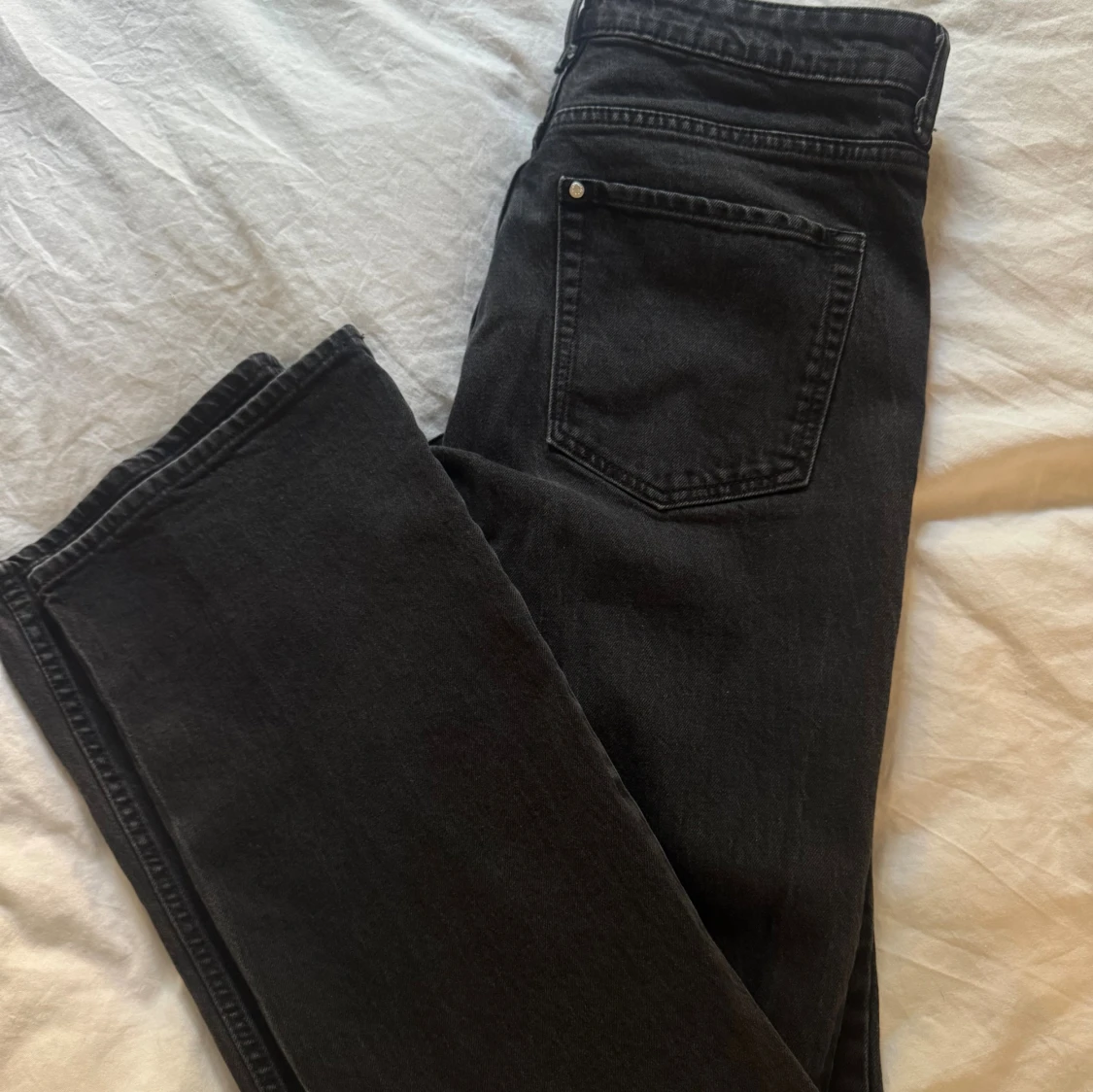 Svarta bootcut jeans från &Denim