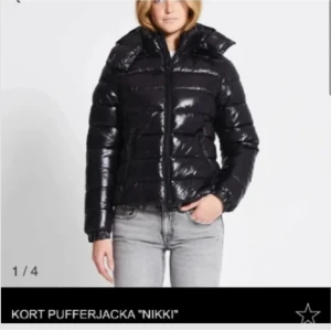 Svart  pufferjacka - Snygg och glansig svart pufferjacka från lager 157 som är slutsåld överallt. Passar perfekt till vintern, säljer då den inte kommit till användning. helt oanvänd. priset går att diskutera vid snabb affär 
