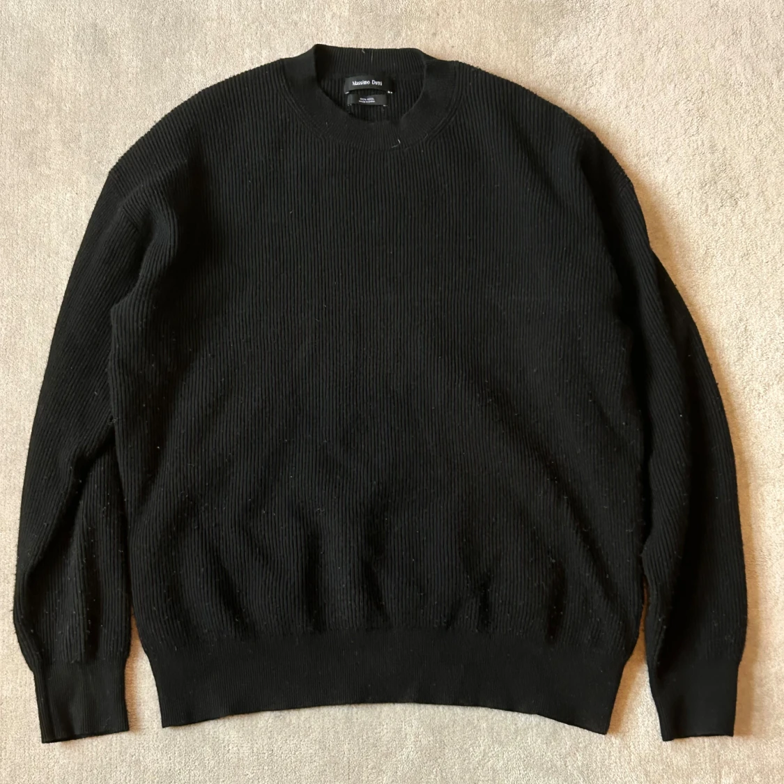 Svart ribbad stickad tröja från massimodutti