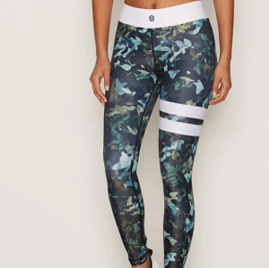 Stronger träningstights - Snygga leggings från Stronger. Använda och trycket är lite slitet, se bild. Annars perfekt skick.