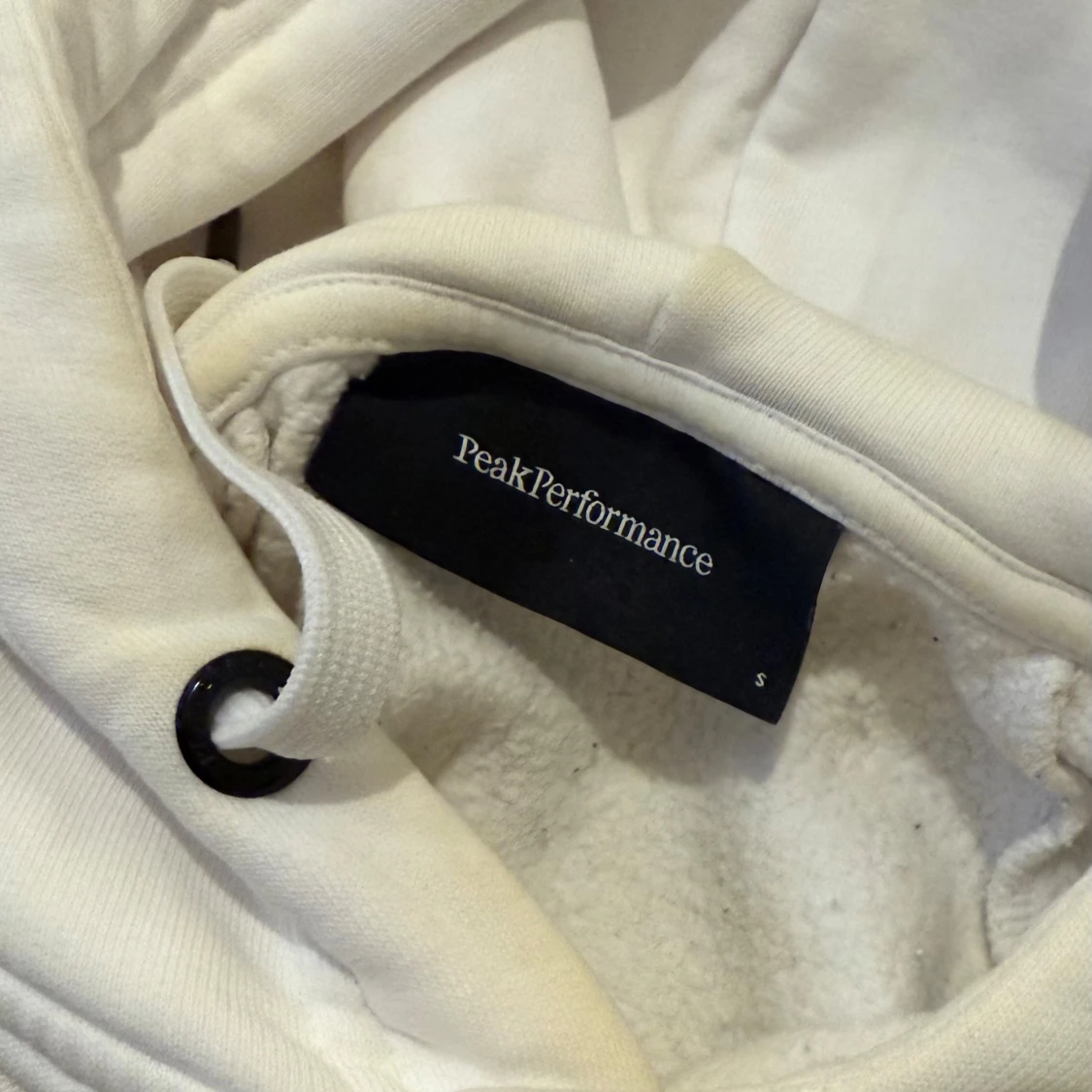 Vit hoodie från Peak Performance - 1