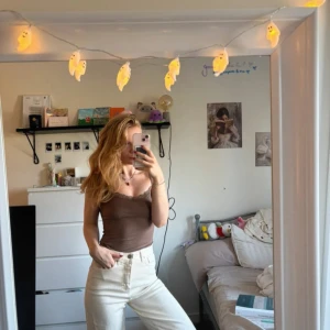 Vida vita jeans från Madlady, stl 34 - Säljer ett par snygga vita jeans från Madlady i storlek 34. De har hög midja, raka ben och en loose fit som ger en chill vibe