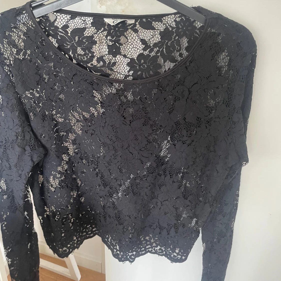 Svart spetsblus med blommönster - 1