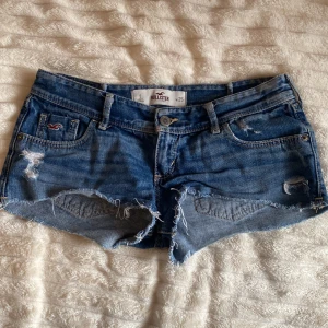 Korta lågmidjade jeansshorts Hollister - Unika, Korta lågmidjade jeansshorts från Hollister i storlek W25. Väldigt fin design där bak. Pris diskuteras!❣️