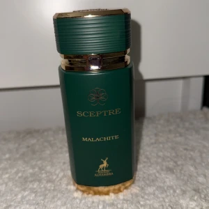 Sceptre Malachite EdP 100ml - Sceptre Malachite från Maison Alhambra är en Eau de Parfum i snygg grön flaska. Volym: 100ml. Perfekt för dig som vill sticka ut med en unik doft och stilren design.