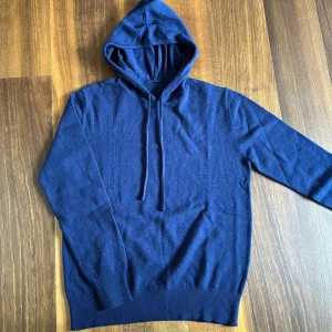 Kashmir/Merino hoodie - Säljer nu denna mörkblåa Kashmir/Merino hoodien i storlek M. Extremt bra skick, använd ca 2 gånger! Inga defekter. Skriv vid frågor!