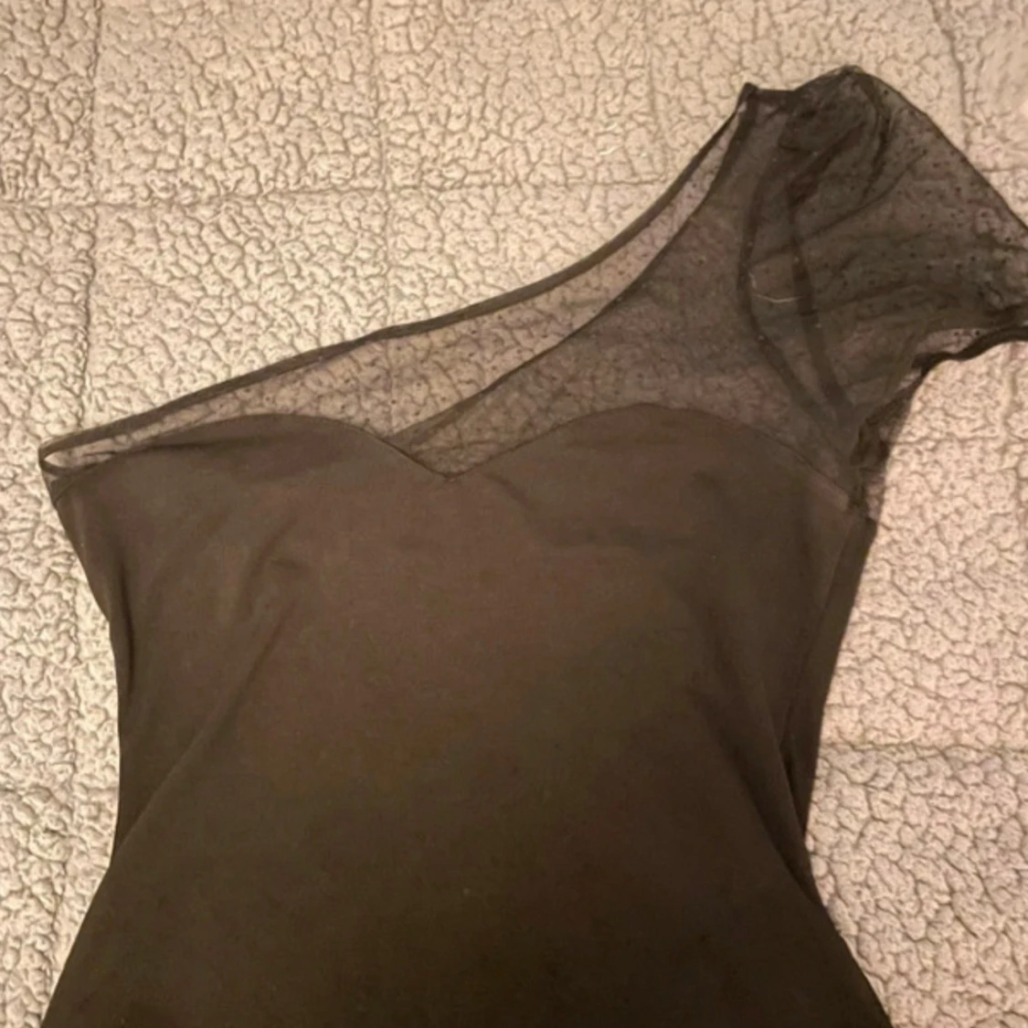 Svart oneshoulder topp med mesh