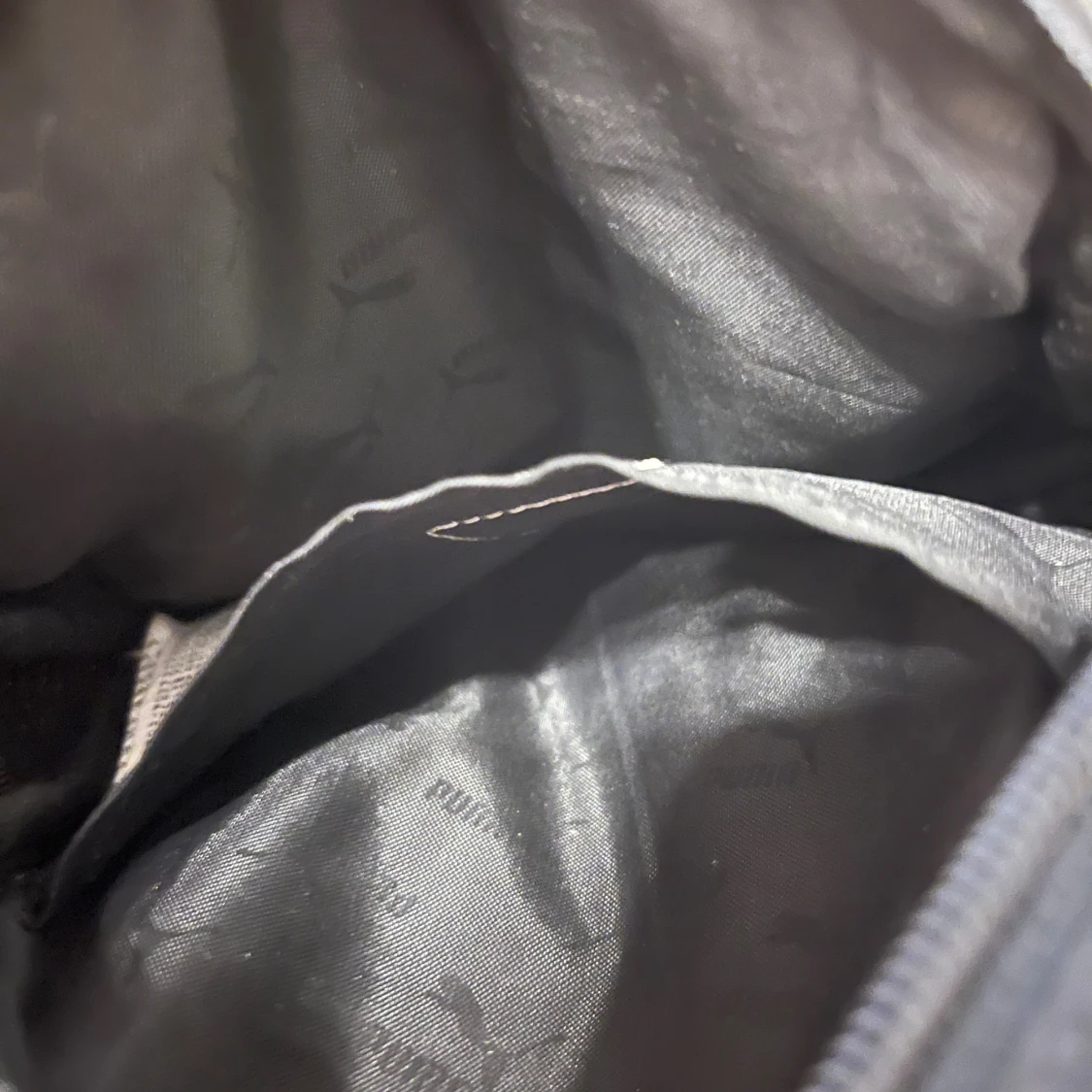 Svart axelväska från Puma med guldlogo - 3