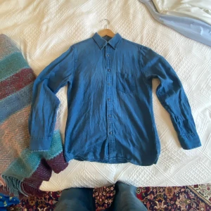 Blå skjorta från Brooks Brothers - Säljer en klassisk blå skjorta från Brooks Brothers i storlek S. Priset kan diskuteras. Skjortan har en bröstficka, knappar hela vägen och button-down krage. Tillverkad i mjuk bomull. Vintage kvalite som inte kan hittas i dagens skjortor. 