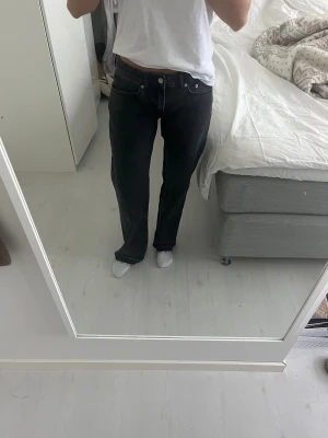 Lågmidjade jeans  - Raka lågmidjade jeans som jag sprättat upp där nere. Midjemått: 39,5cm innerbenslängd: 82cm.    Knappt använda🤗