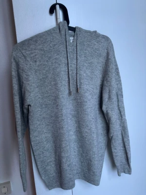Merinoull tröja - Grå merinoull Grisch tröja. Storlek M. Ett mindre jack i halsen (se tredje bilden) därav priset.