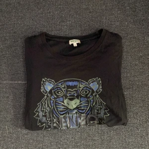 Kenzo tröja som säljs pga har blivit för liten - En svart kenzo tröja som är i 4/5 Skick 