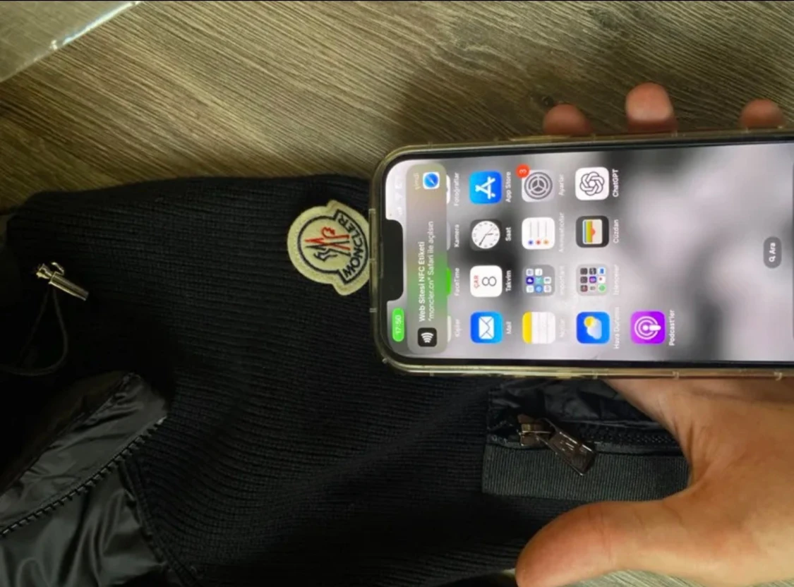 Svart Moncler pufferjacka med huva - 2