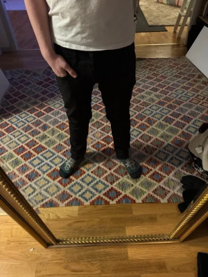 Svarta replay  jeans - Säljer ett par svarta replay Anbass jeans! De sitter lite tajt men inte för tajt! De är i storlek 31! NY pris är cirka 1200 mitt pris endast 399! Hör av er vid minsta lilla fråga, priset är inte hugget i sten🤩🤩