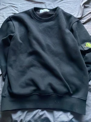 Stone Island tröja - Tjenare, säljer då denna snygga stone Island tröjan, ett av de snyggaste plagg jag ägt riktigt stilren är den, tröjan är i ett snyggt skick utan några typer av skavanker, hör av er vid frågor.