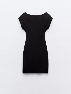 Svart kort klänning med capärm - Säljer en svart, figurnära kort klänning med capärm och rundad hals. Klänningen har en enkel och stilren design som gör den lätt att styla med accessoarer. Materialet känns mjukt och stretchigt, perfekt för dig som gillar minimalistisk look.