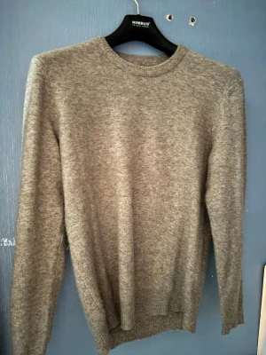 Stickad tröja - Storlek S men skulle säga att den passar M också! I ett väldigt fint skick och väldigt lite använd, mitt pris 199 kr kom privat för minsta lilla fundering