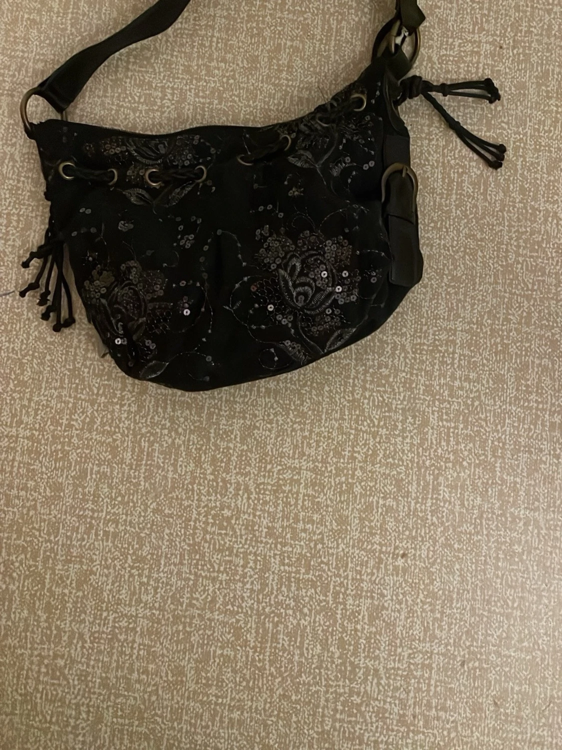 Svart axelväska med paljetter och snörning - 3