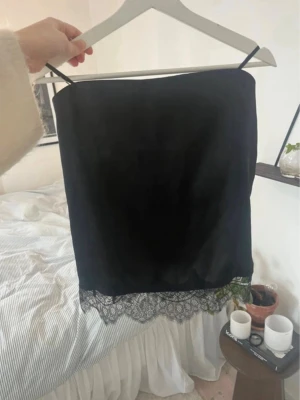 Satin/lace topp - Satin tubtopp med en spets lace nere