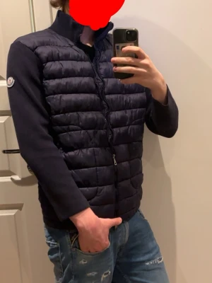 Mörkblå Moncler cardigan - Säljer en sjukt snygg mörkblå moncler cardigan. Storlek M. Tveka inte att skriva. Fraktar samma dag. 