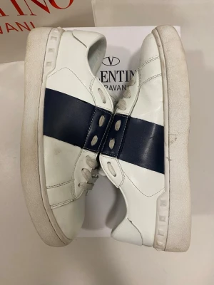 Svarta valentino open skor 40 - Svarta Valentino open skor //  Storlek 40 //  Mycket bra skicka endast använda ett fåtal gånger //  Skor, box och Valentino påse ingår //  Skriv vid minsta fråga eller fundering🤝