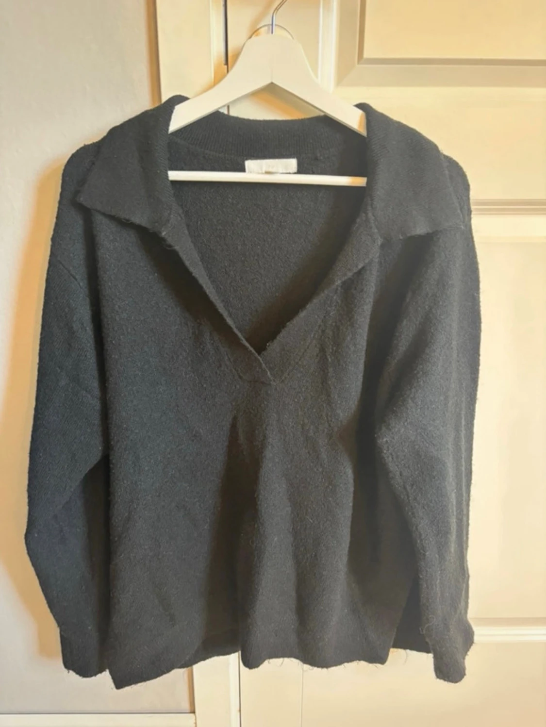 Svart stickad v-ringad tröja - 3