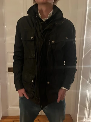 Ralph Lauren Field Jacket - Säljer en Ralph Lauren Field jacket i mycket bra skick! Super fett ich sällsynt för ett väldigt bra pris! 💸 Nypris: ca 7000 kr 🚚 Snabb frakt! Skickas inom 1–2 dagar ✅ Inga fläckar, hål eller synliga tecken på slitage.   💬 Skriv gärna vid frågor – jag svarar snabbt