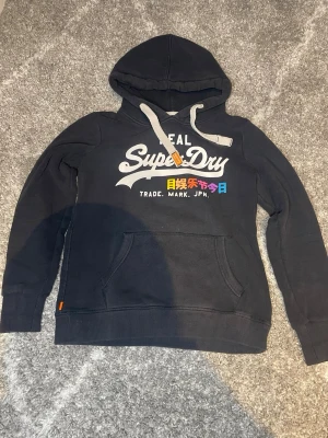 Svart Superdry hoodie  - En snygg svart Superdry hoodie som passar S/M och blir perfekt nu till vintern det är bara att skriva vid minsta intresset ☃️❄️