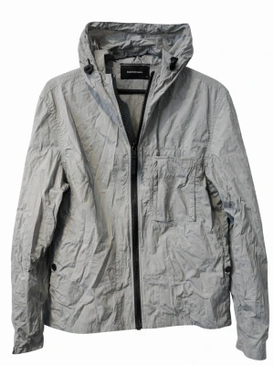 Ljusgrå vindjacka från Peak Performance - Snygg ljusgrå vindjacka från Peak Performance med huva och dragkedja framtill. Jackan har en bröstficka med dragkedja och justerbar huva. Tillverkad i lätt polyester som passar perfekt för blåsiga dagar, pm för mer bilder eller frågor✌🏻