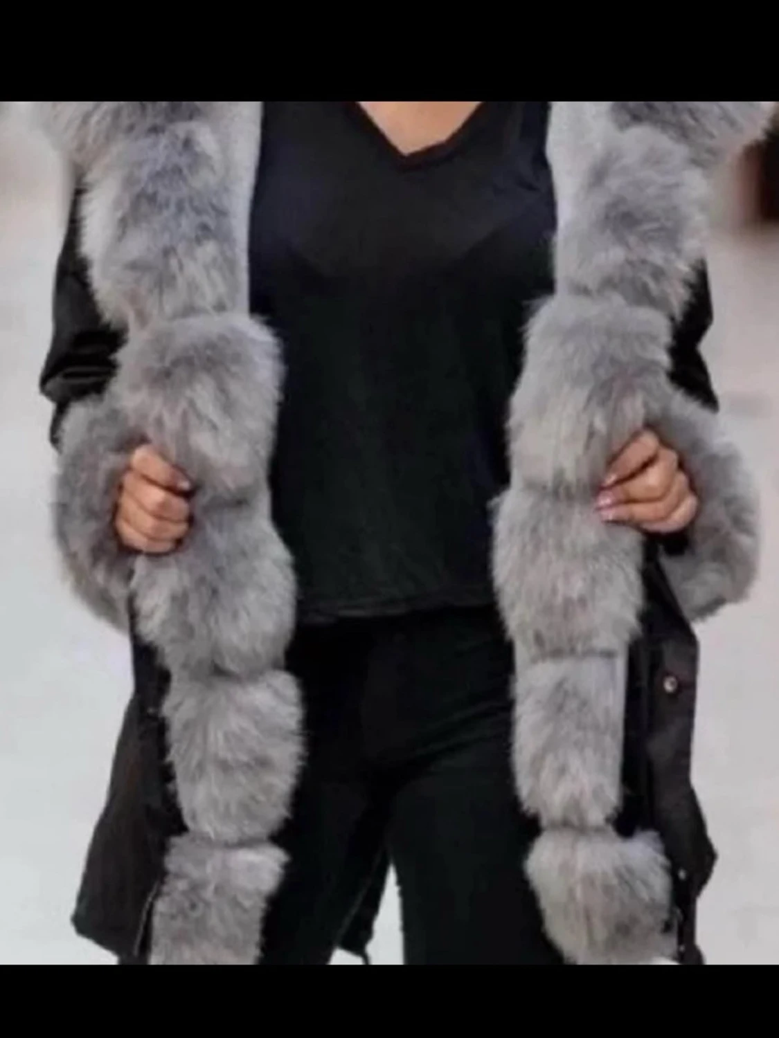 Svart parkas med grå fuskpäls