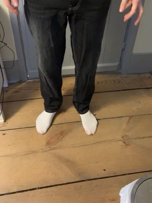  svart straight jeans Bershka - Säljer ett par svarta jeans från Bershka i storlek 36 sop har kontrastsömm at längs kanterna. Modellen är straight fit med normal passform och klassisk femficksdesign. Materialet är jeans med tydlig struktur och de har en enkel look som funkar till allt (nästan).