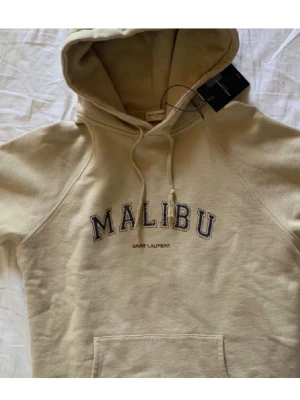 Saint Laurent Hoodie - Sjukt fet Saint Laurent hoodie som är väldigt sällsynt. Köpt i Italien för ca 6000kr. Hoodien är knappt använd bara att lappen ej sitter kvar, så inprincip nyskick.