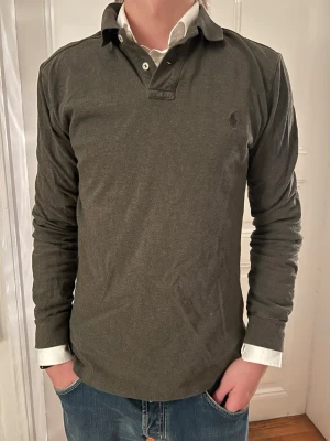 Ralph Lauren tröja - Säljer en Ralph lauren tröja i mycket gott skick! Den är i Storlek M. 💸 Nypris: ca 2500 kr 🚚 Snabb frakt! Skickas inom 1–2 dagar ✅ Inga fläckar, hål eller synliga tecken på slitage.   💬 Skriv gärna vid frågor – jag svarar snabbt!