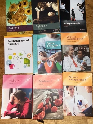 Psykiatri 1, Psykologi 1, Hälsopedagogik, Samhällsbaserad psykiatri, Specialpedagogik 1, Vård- och omsorgsarbete 1, Medicin 1, Vård- och omsorgsarbete 2 - Perfekt bokpaket för dig som pluggar vård och omsorg! Här hittar du titlar om psykologi, psykiatri, medicin, specialpedagogik och hälsopedagogik. Passar dig som vill förstå människors hälsa, beteende och samhällets stödinsatser. Lättlästa och pedagogiska böcker.