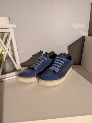 Lanvins - Säljer ett par schyssta lanvins i storlek 43, mörkblåa. 