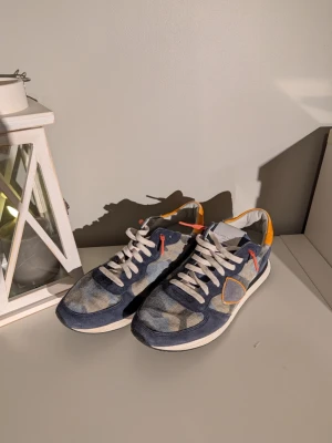 Philippe Model - Säljer ett par Philippe Model då de är för små. Storlek 41. Allt og följer med.