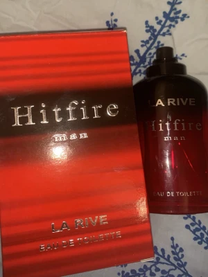 Hitfire Man Eau de Toilette - Hitfire Man från La Rive är en Eau de Toilette med en snygg röd design. Perfekt för dig som vill sticka ut och ge ett självsäkert intryck. Säljs i originalförpackning.