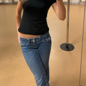 Blå bootcut jeans  - Säljer mina supersnygga blå jeans från Gina Tricot i storlek 152. De är bootcut och lågmidjade samt har snygga vita sömmar!! Jag brukar ha 34/32 i jeans och första bilden är hur de sitter på mig för referens