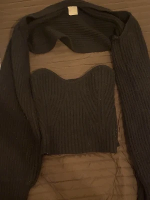 Svart stickad tröja - Två delar super snygg!!