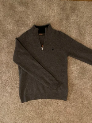 Morris tröja - Säljer nu en mörkgrå Morris tröja i Merinoull. Tröjan är i väldigt fint skick bortsätt från ett litet hål i armhålan. Hålet syns inte vid användning. Storlek M men passar S, perfekt för vintern och kyliga dagar!❄️🙌