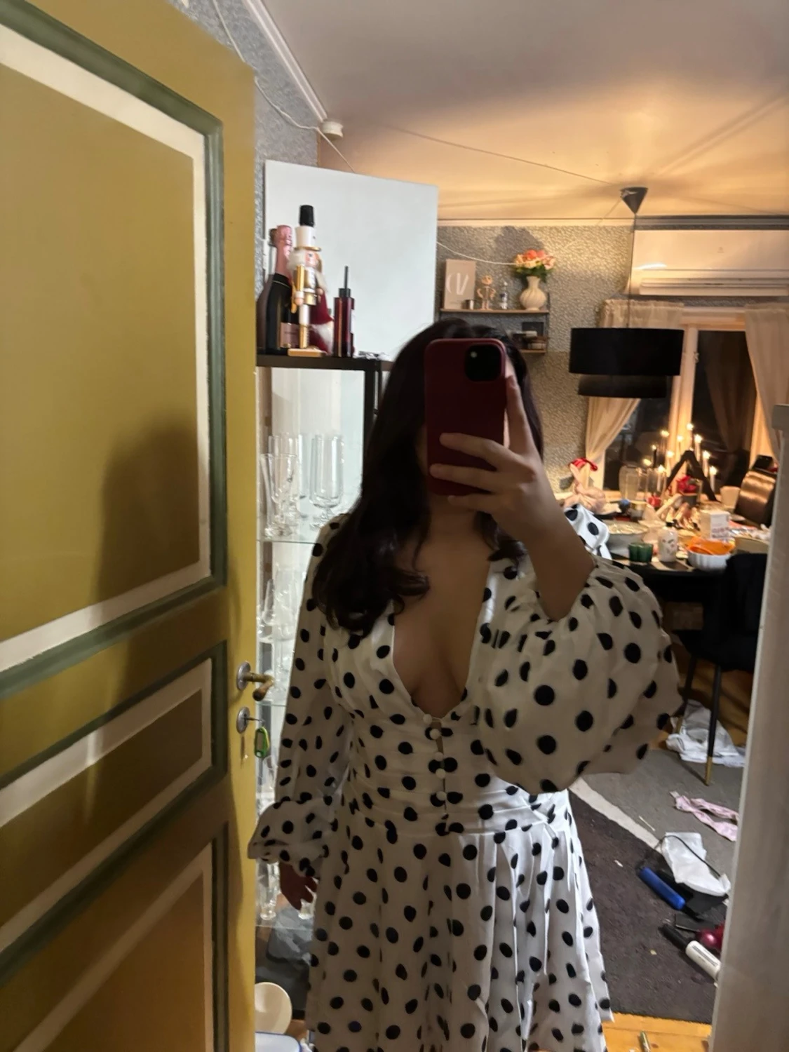 Vit kortklänning med svarta prickar