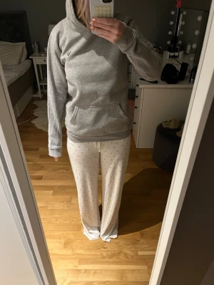 Grå hoodie - En jätte fin grå hoodie i jätte bra skick. Inga tecken på användning och inga hål eller fläckar