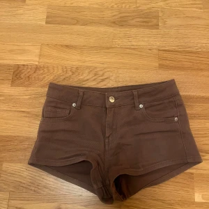 Lågmidjade shorts från hm  - Lågmidjade bruna shorts i storlek 32. Köpta på hm ett tag sedan. Midjemåttet är 35cm💗💗