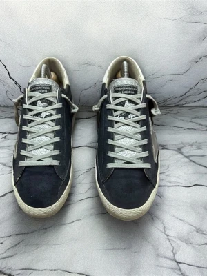 Golden Goose skor Marinblå - Golden Goose Skor | originalstorlek: 41, fråga om innermått vid osäkerhet | ingår: Box | Tveka inte att höra av dig vid minsta fundering eller fråga!