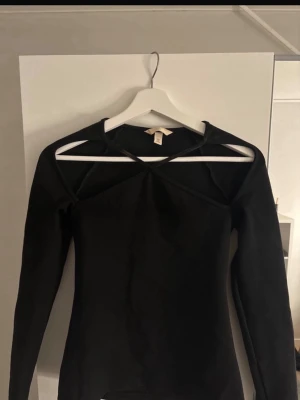 Svart långärmad topp  - Säljer en svart långärmad topp köpt på selpy men aldrig använd 