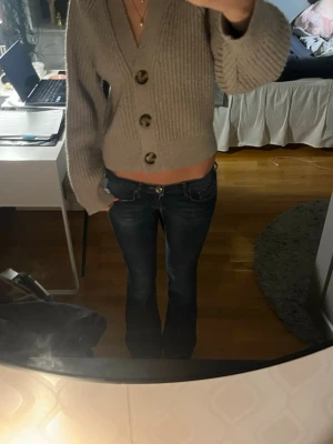 Lågmidjade jeans  - Säljer dessa mörkblå jeans, som är lågmidjade och har en bootcut passform. Säljer pga att det tyvärr är lite för små. Storleken står tyvärr ej på jensen men skulle säga runt 24/25 i midjan och 32 i längden. Skriv flr exakta mått 